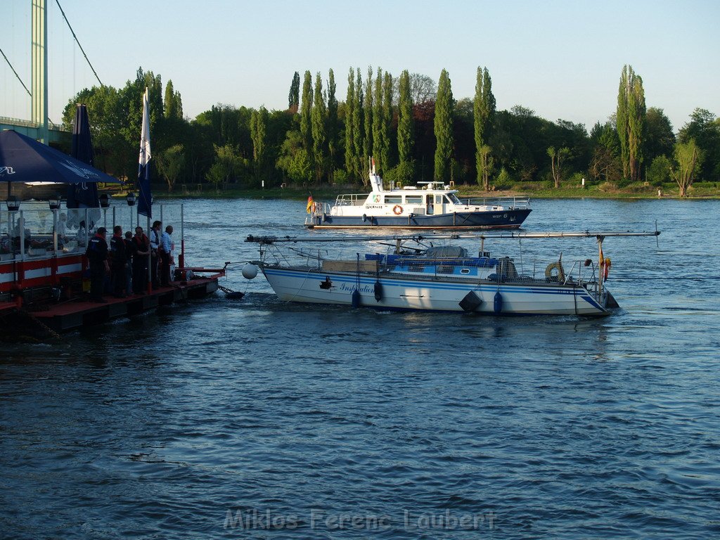 Motor Segelboot mit Motorschaden trieb gegen Alte Liebe bei Koeln Rodenkirchen P160.JPG
